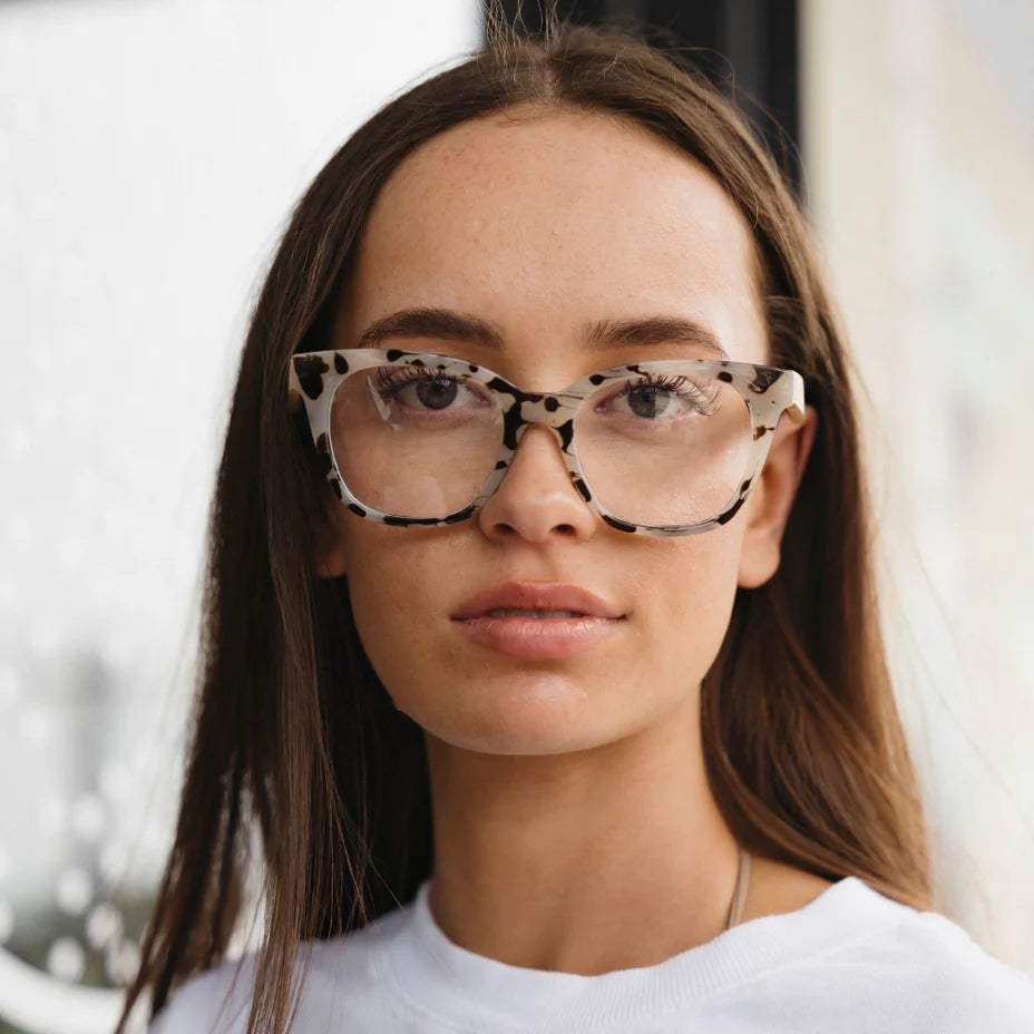 Soek Magnifying Reader Lila Grace Ivory
