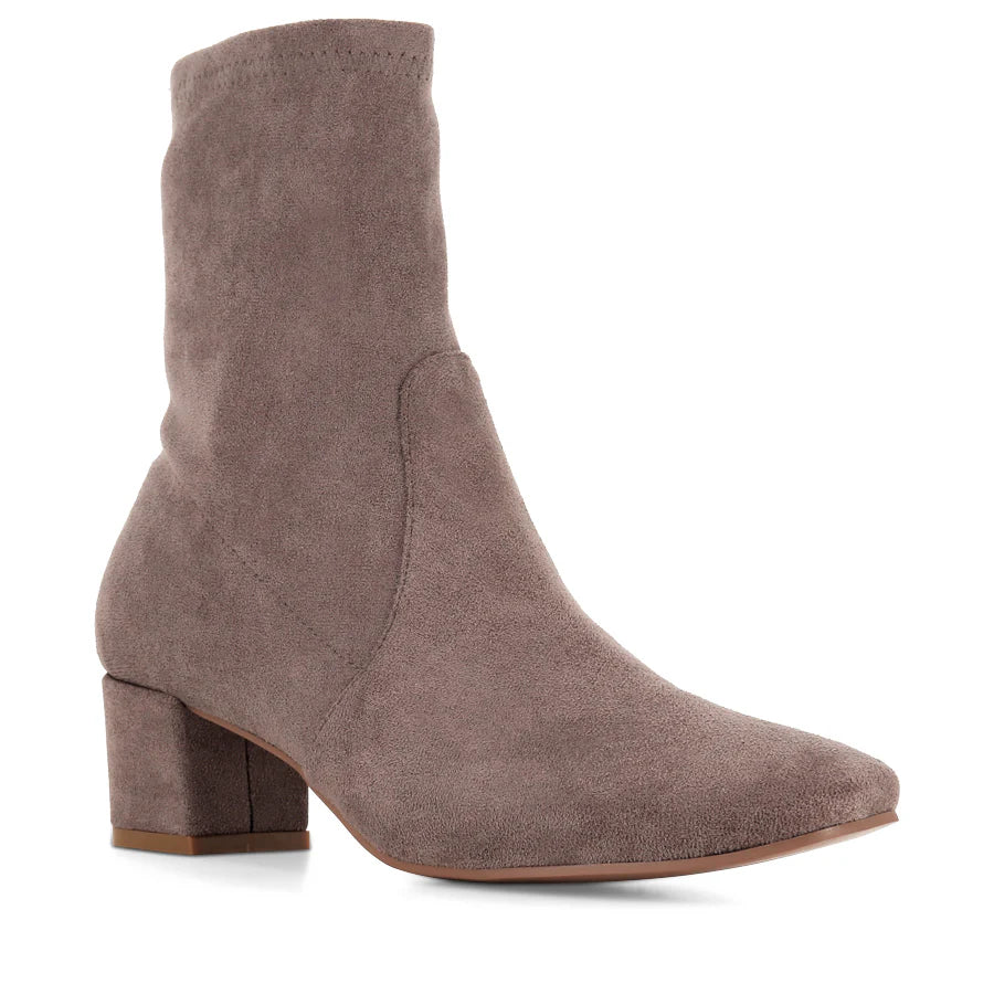 D & J Hartful Suede Taupe